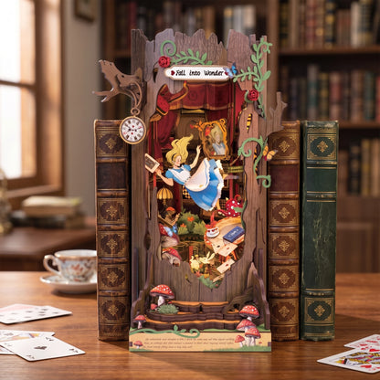 Book nook Alice Fall into Wonder posé sur un bureau entre deux livres anciens