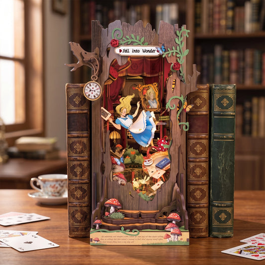 Book nook Alice Fall into Wonder posé sur un bureau entre deux livres anciens