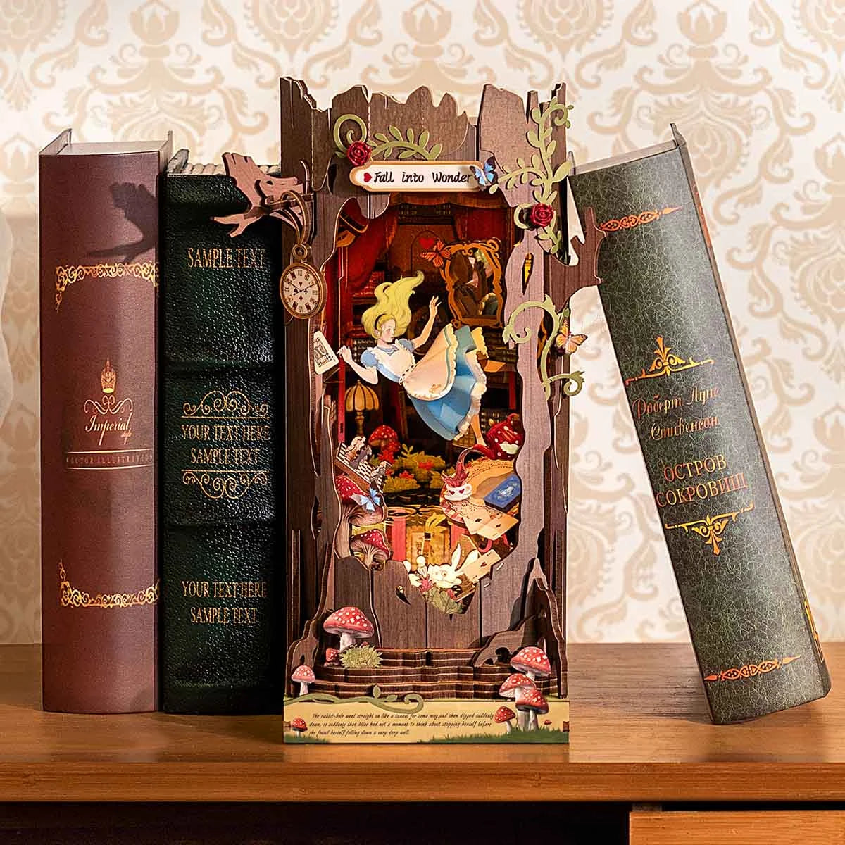 Book nook Alice Fall into Wonder glissé entre deux gros livres anciens