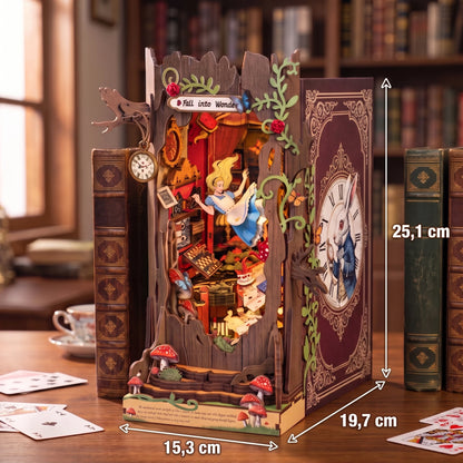 Dimensions du book nook Alice Fall into Wonder, 15,3 x 19,7 x 25,1 cm