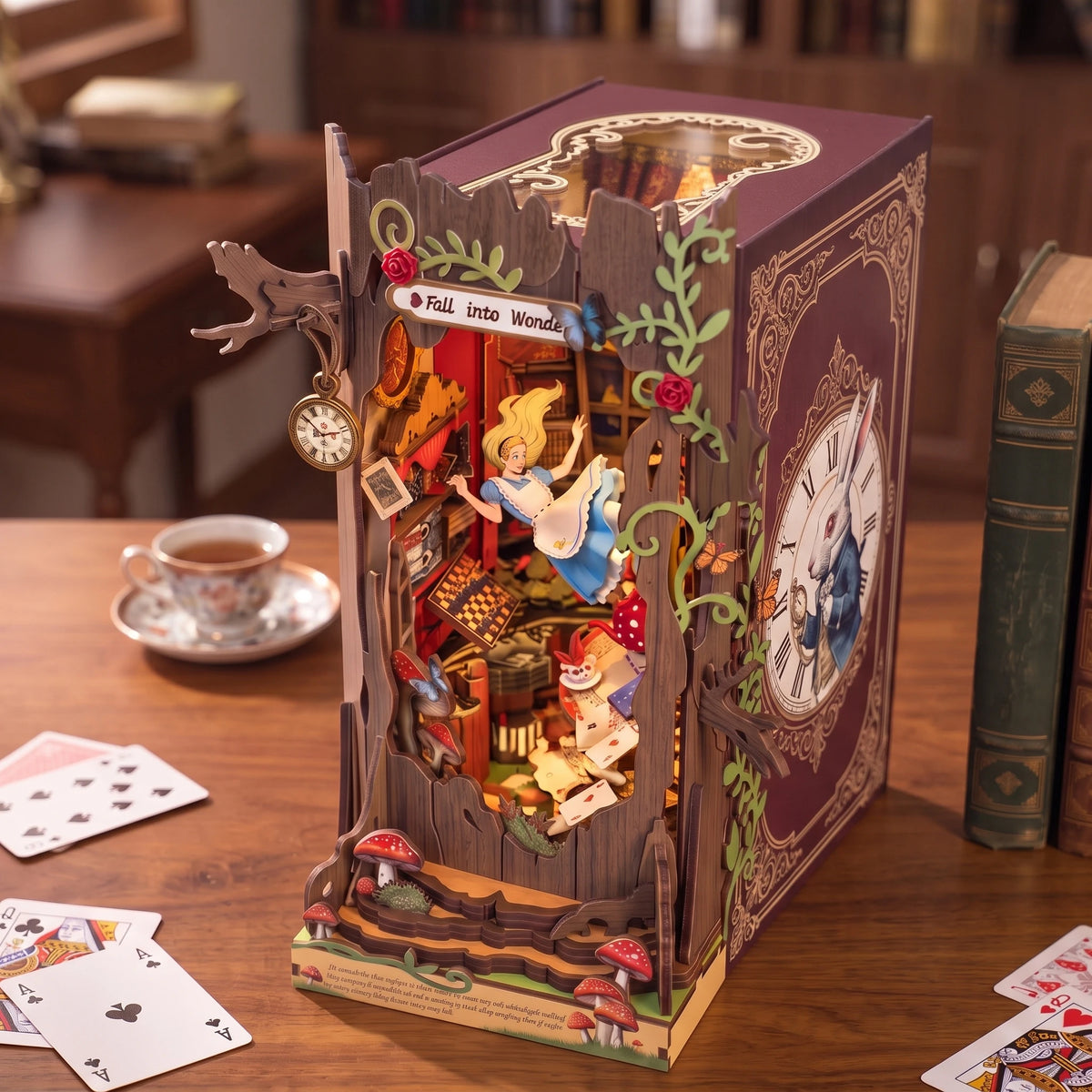 Book nook Fall into Wonder vu en plongée, fenêtre en trou de serrure sur le dessus