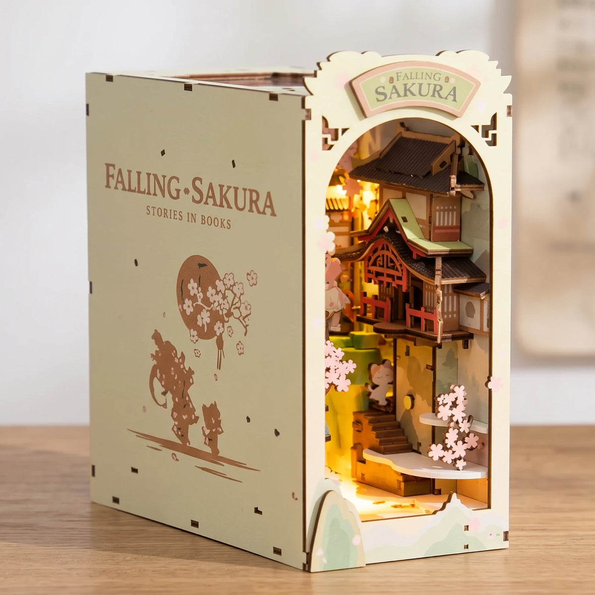Book Nook Falling Sakura vue de trois quarts à 45 degrés montrant la profondeur du bâtiment japonais et son toit
