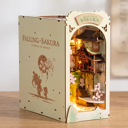 Book Nook Falling Sakura vue de trois quarts à 45 degrés montrant la profondeur du bâtiment japonais et son toit