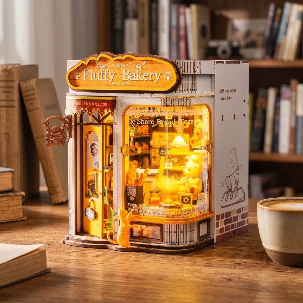 Book nook Fluffy Bakery vu de trois quarts avec son flanc au croissant