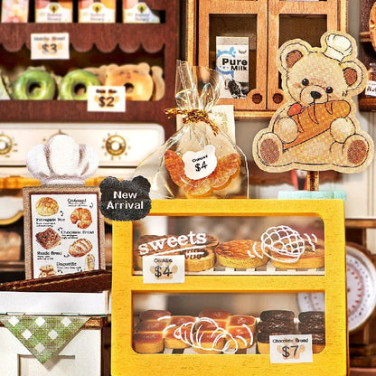 Gros plan sur la vitrine à gâteaux jaune et l’ourson au pain