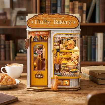 Book nook Fluffy Bakery vue de face sur un bureau en bois, boulangerie crème et dorée