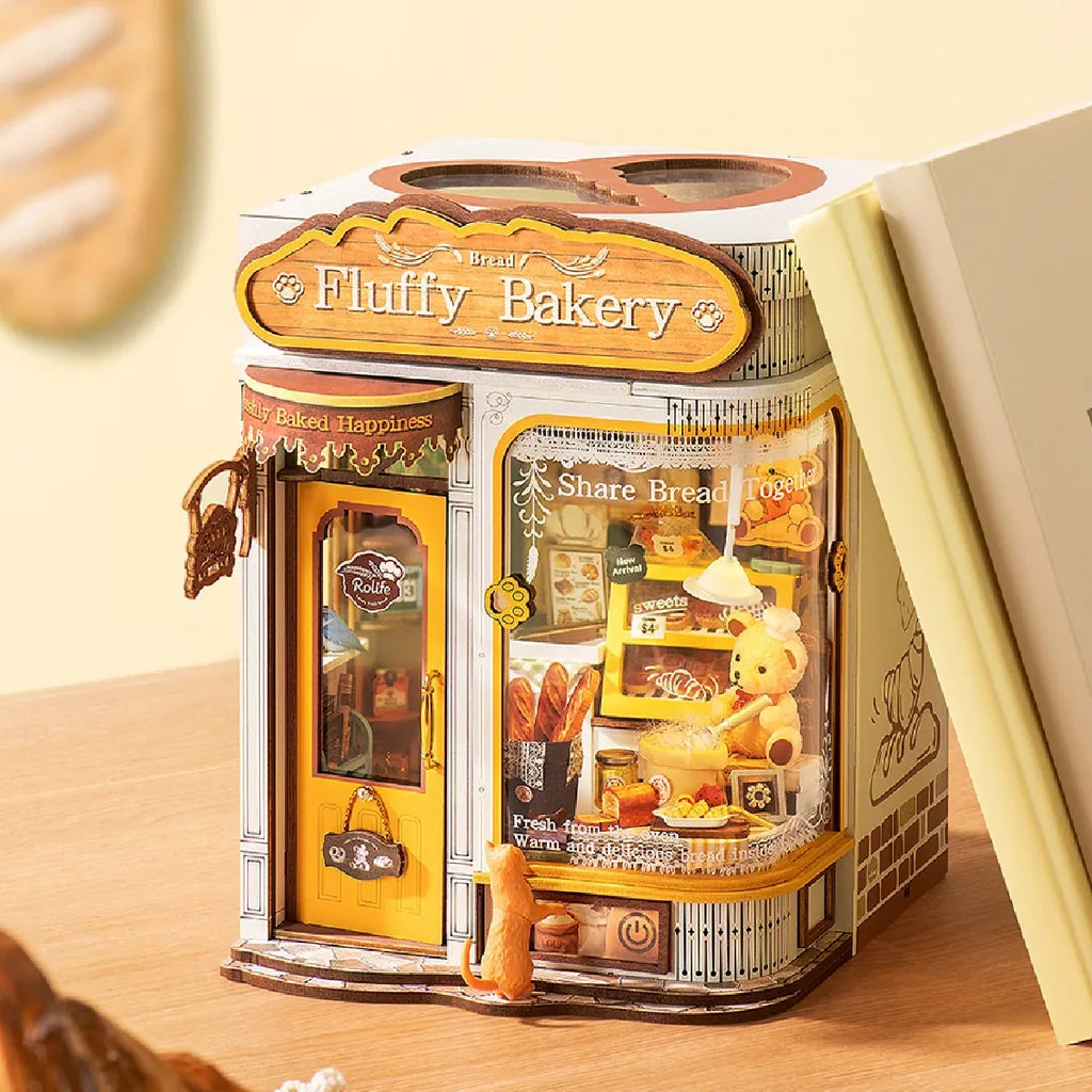 Book nook Fluffy Bakery de trois quarts posé contre un livre