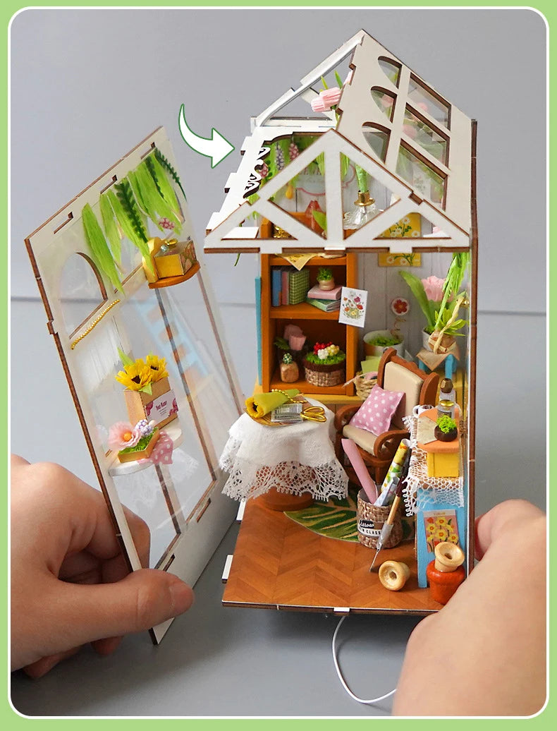 Book Nook en bois thème Green House Sunshine Town, vue exemple de montage manuel, éclairage LED chaleureux, décoration Nook-It.