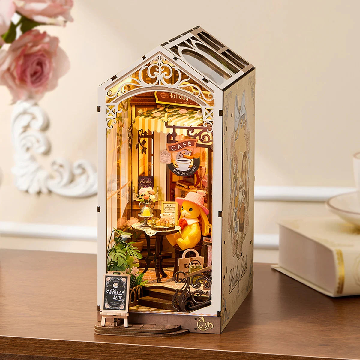 Book nook Holiday Café de trois quarts, flanc droit illustré et roses
