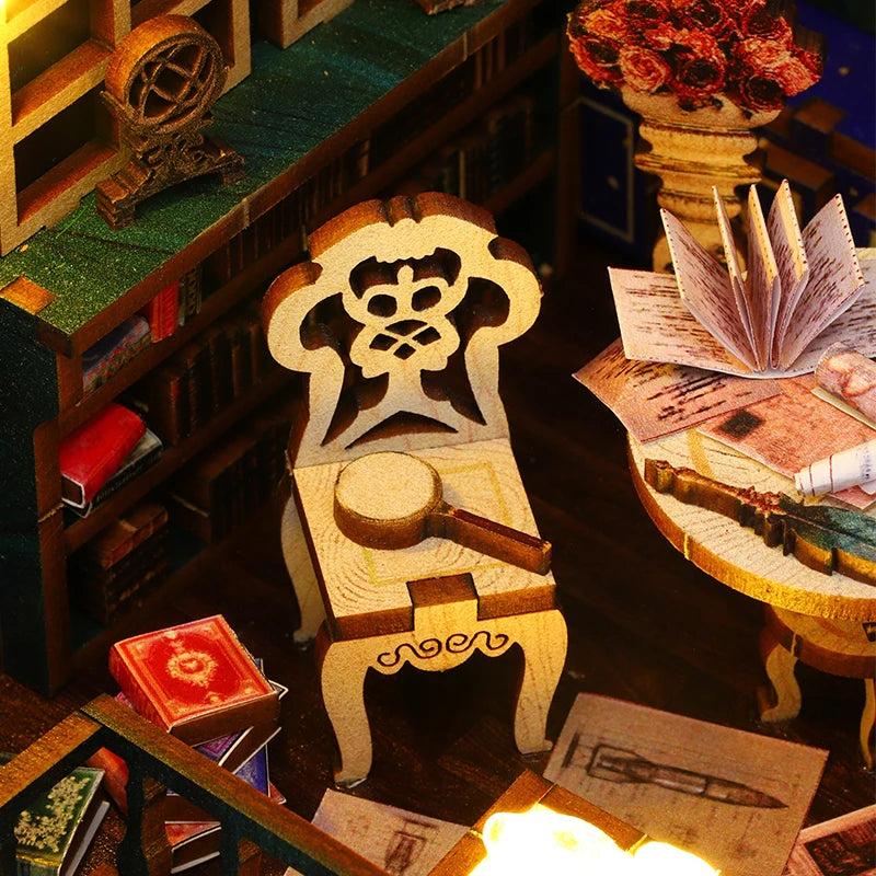 Book Nook en bois thème Interstellar - Odyssée Spatiale, vue détail chaise avec loupe, éclairage LED chaleureux, décoration Nook-It.