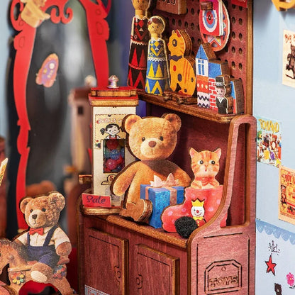 Gros plan sur l'armoire à jouets en bois, peluches et cheval à bascule