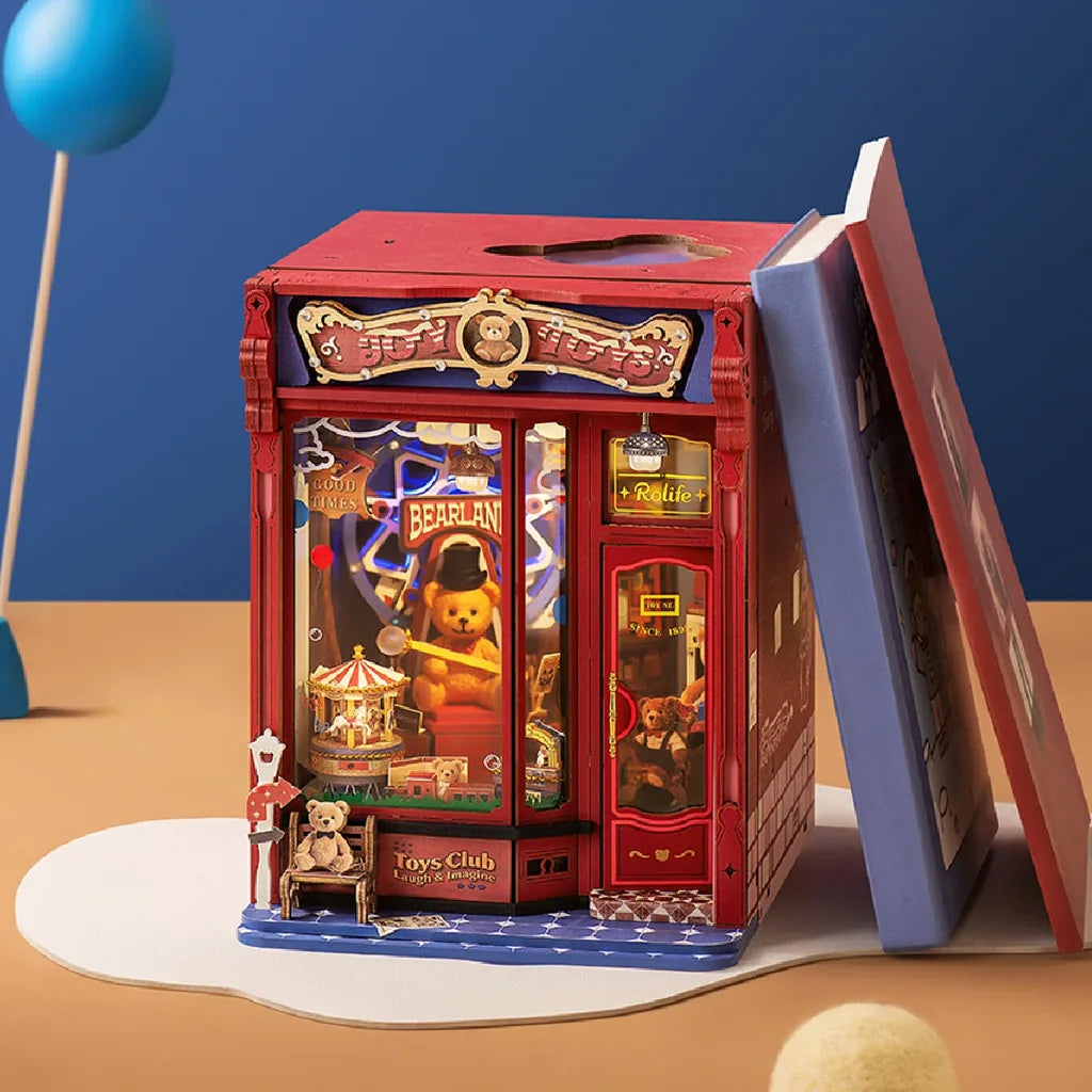 Book nook Joy Toys de trois quarts posé contre un livre, décor bleu