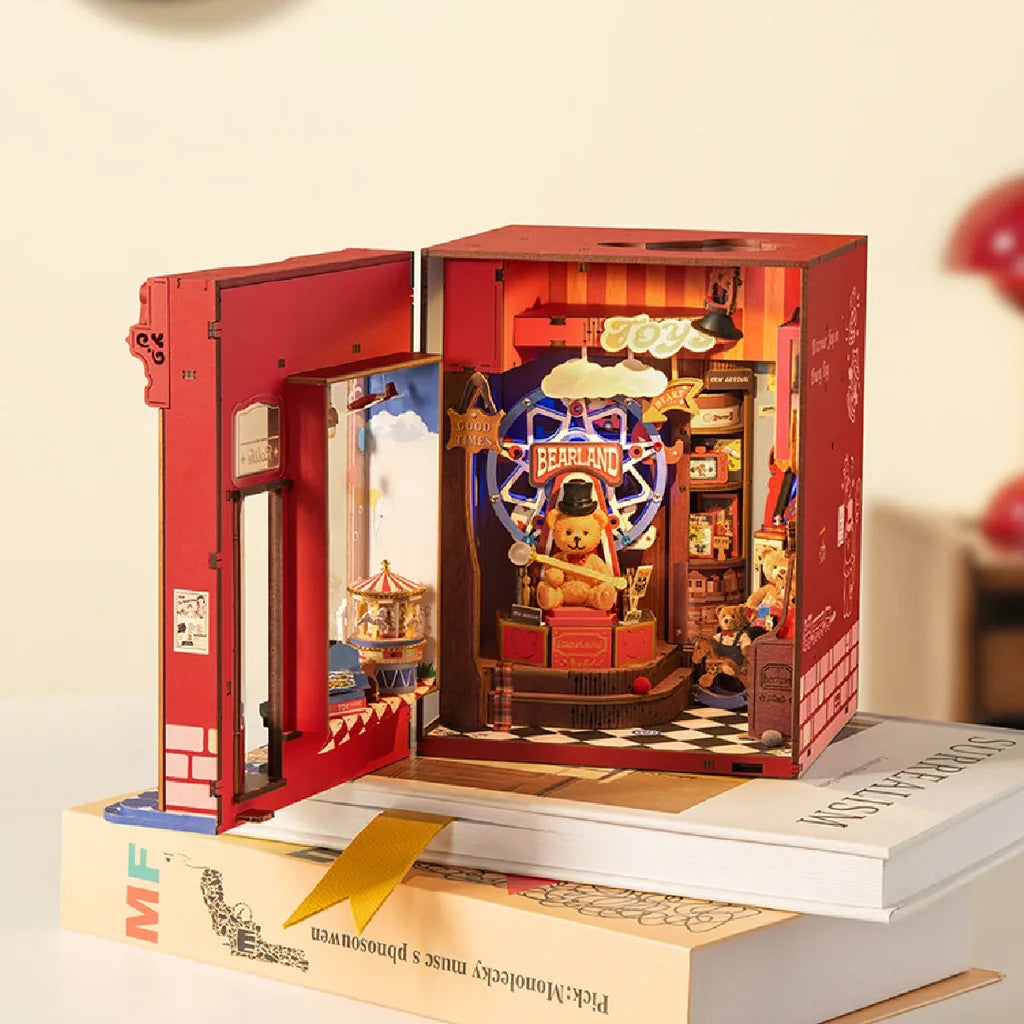 Book nook Joy Toys vitrine ouverte, intérieur à damier et ours sur estrade
