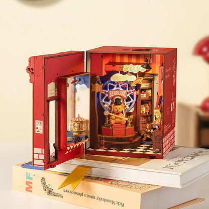 Book nook Joy Toys vitrine ouverte, intérieur à damier et ours sur estrade