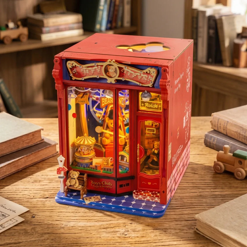 Book nook Joy Toys vu en plongée, dessus rouge avec découpe en nuage