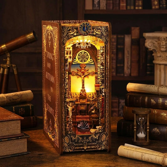 Book Nook en bois thème La Chapelle du Savoir - Temple de Sagesse, vue de nuit le soir, éclairage LED chaleureux, décoration Nook-It