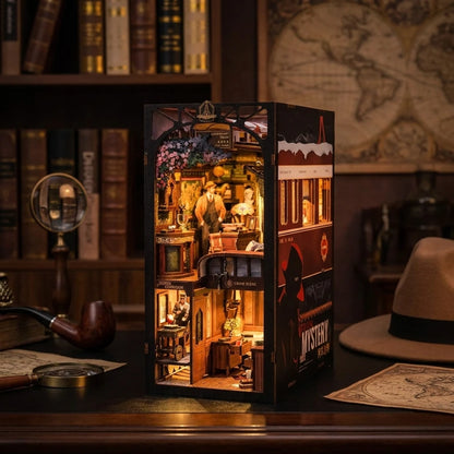 Book Nook en bois thème L'Enquête du Détective - Cabinet Mystère, vue Ambiance Nuit, éclairage LED chaleureux, décoration Nook-it