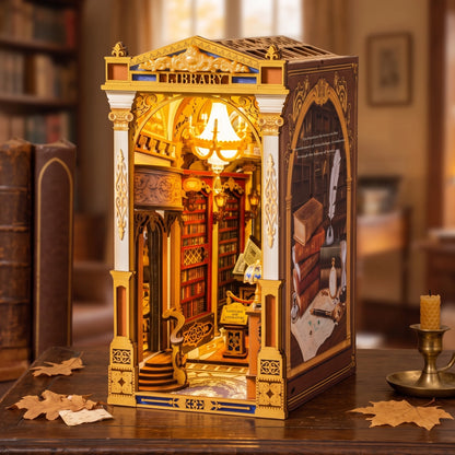 Book nook Library of Wonders vu de trois-quarts, flanc brun et arche dorée