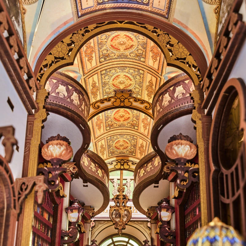 Plafond voûté peint et balcons courbes du book nook Library of Wonders