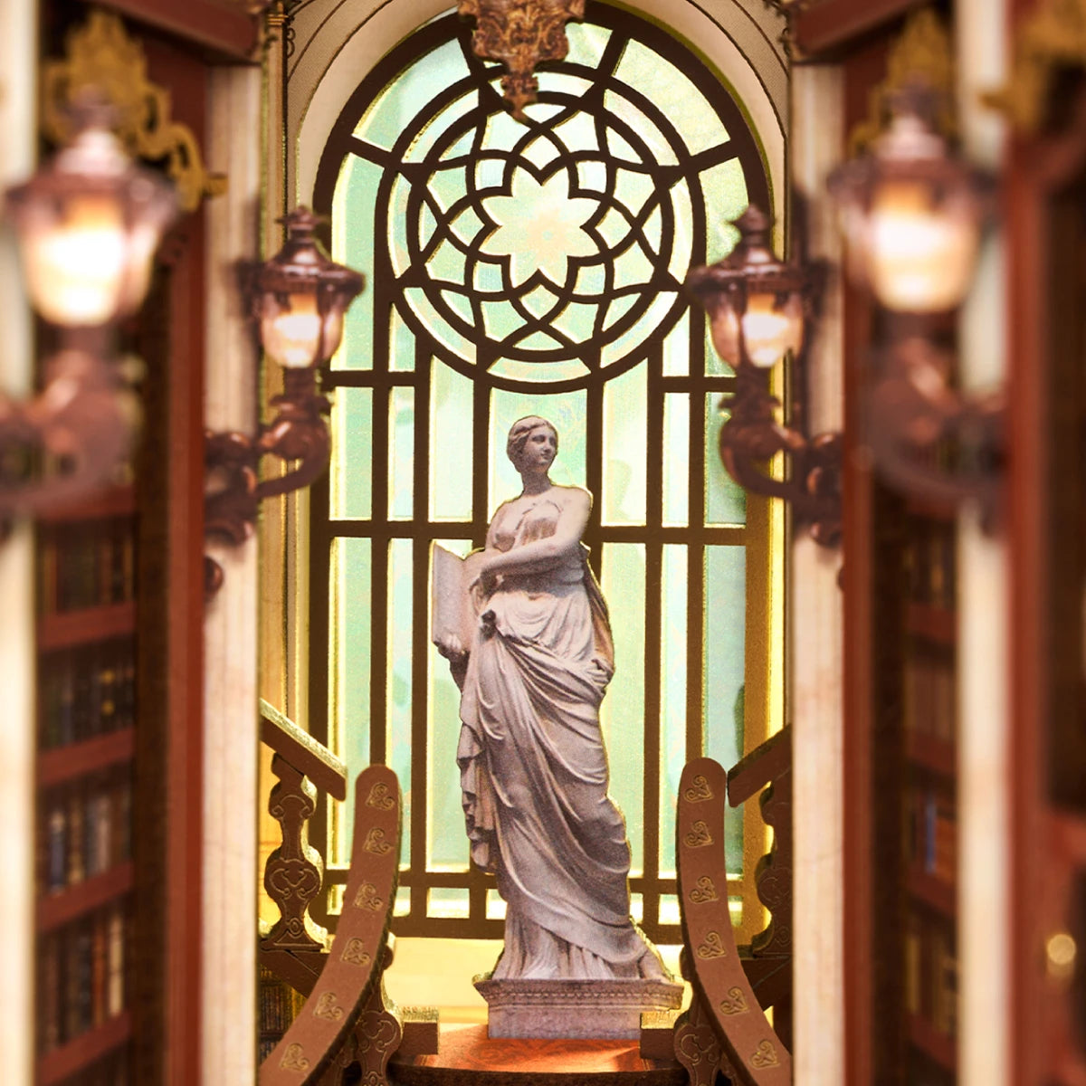 Statue drapée devant la fenêtre à rosace au fond du book nook