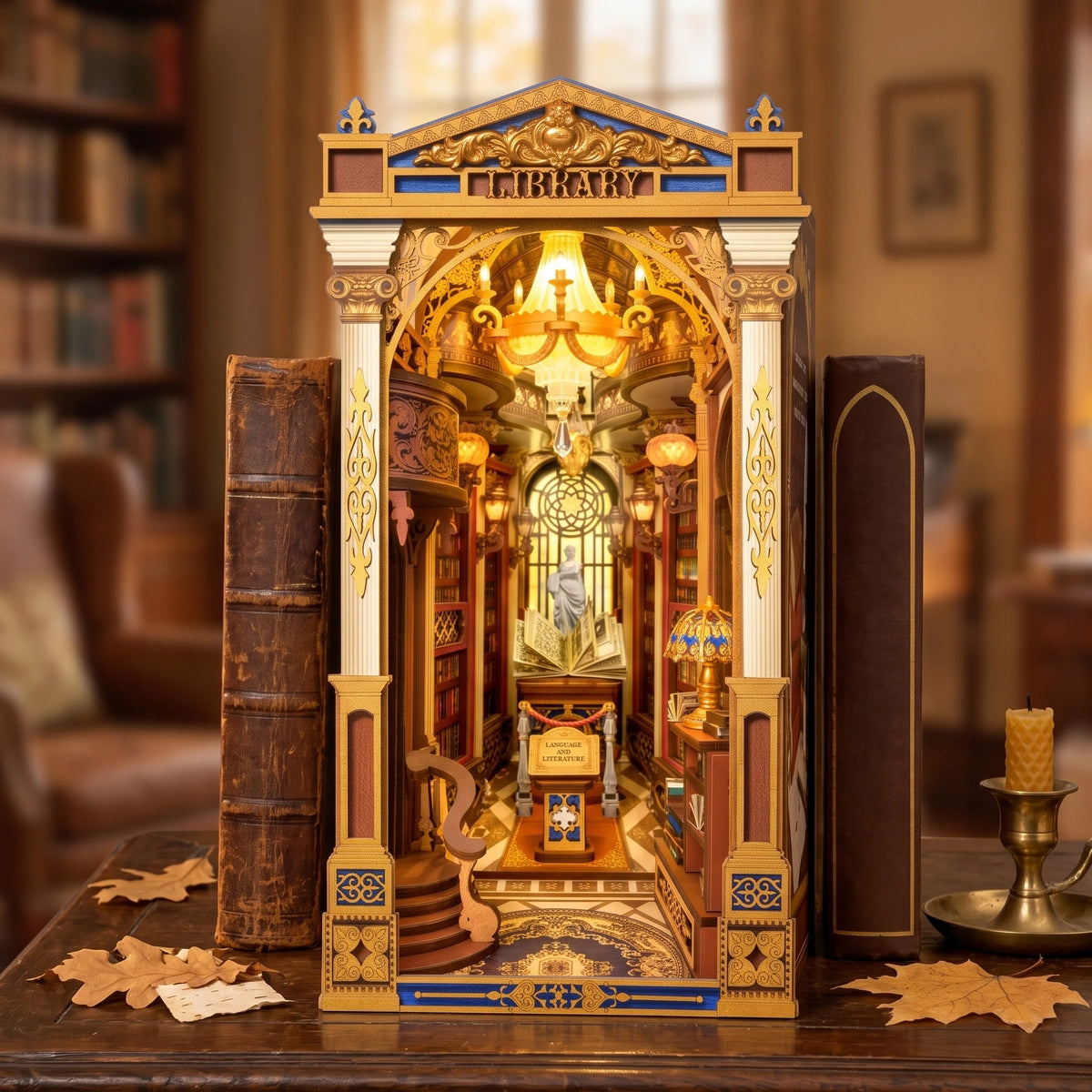 Book nook Library of Wonders de face sur un bureau ancien, lustre allumé