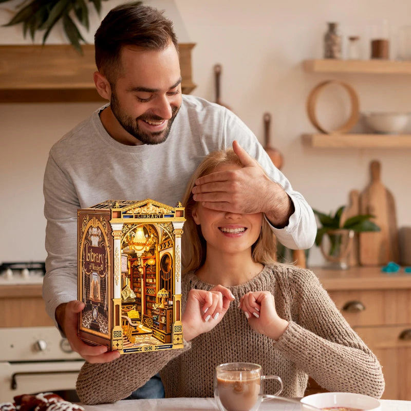 Couple qui offre le book nook Library of Wonders en cadeau surprise