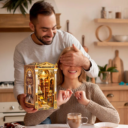 Couple qui offre le book nook Library of Wonders en cadeau surprise