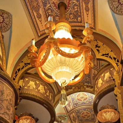 Lustre allumé vu d'en bas sous le plafond voûté du book nook