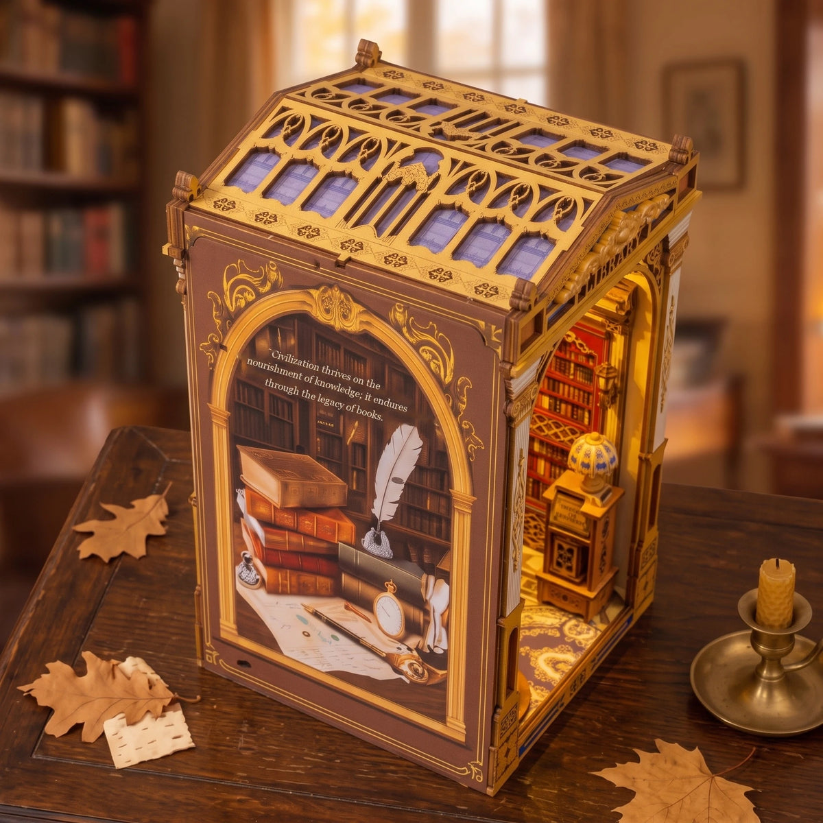Book nook Library of Wonders vu en plongée, toit doré ajouré et flanc peint