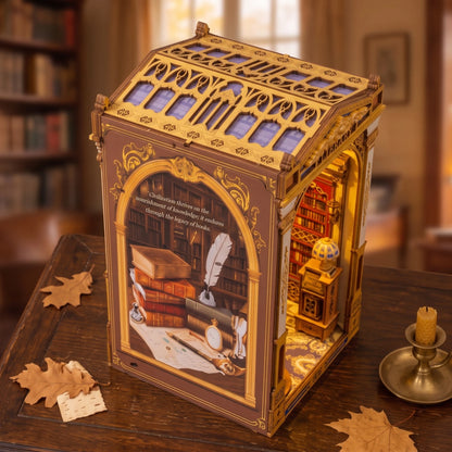 Book nook Library of Wonders vu en plongée, toit doré ajouré et flanc peint