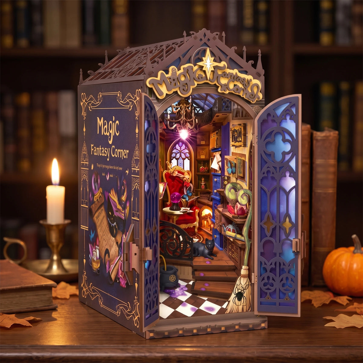 Book nook Magic Fantasy Corner vu de trois quarts avec son flanc bleu nuit doré