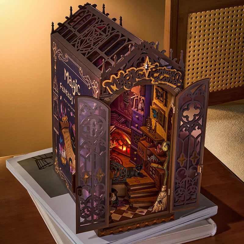 Book nook Magic Fantasy Corner vu de trois quarts, portes ouvertes et intérieur illuminé