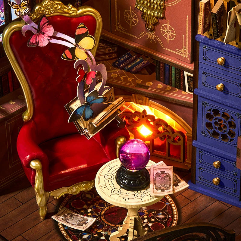 Papillons colorés posés sur le fauteuil de velours rouge du repaire de sorcière
