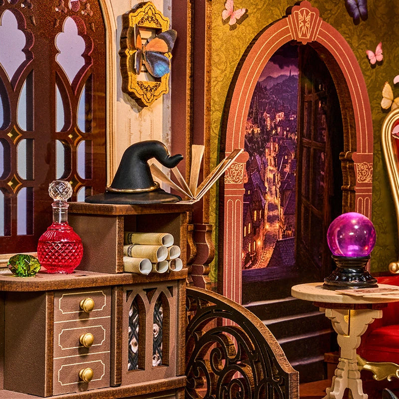 Gros plan sur la carafe de potion rouge, le chapeau pointu et l'arche en bois