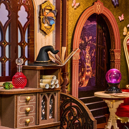 Gros plan sur la carafe de potion rouge, le chapeau pointu et l'arche en bois