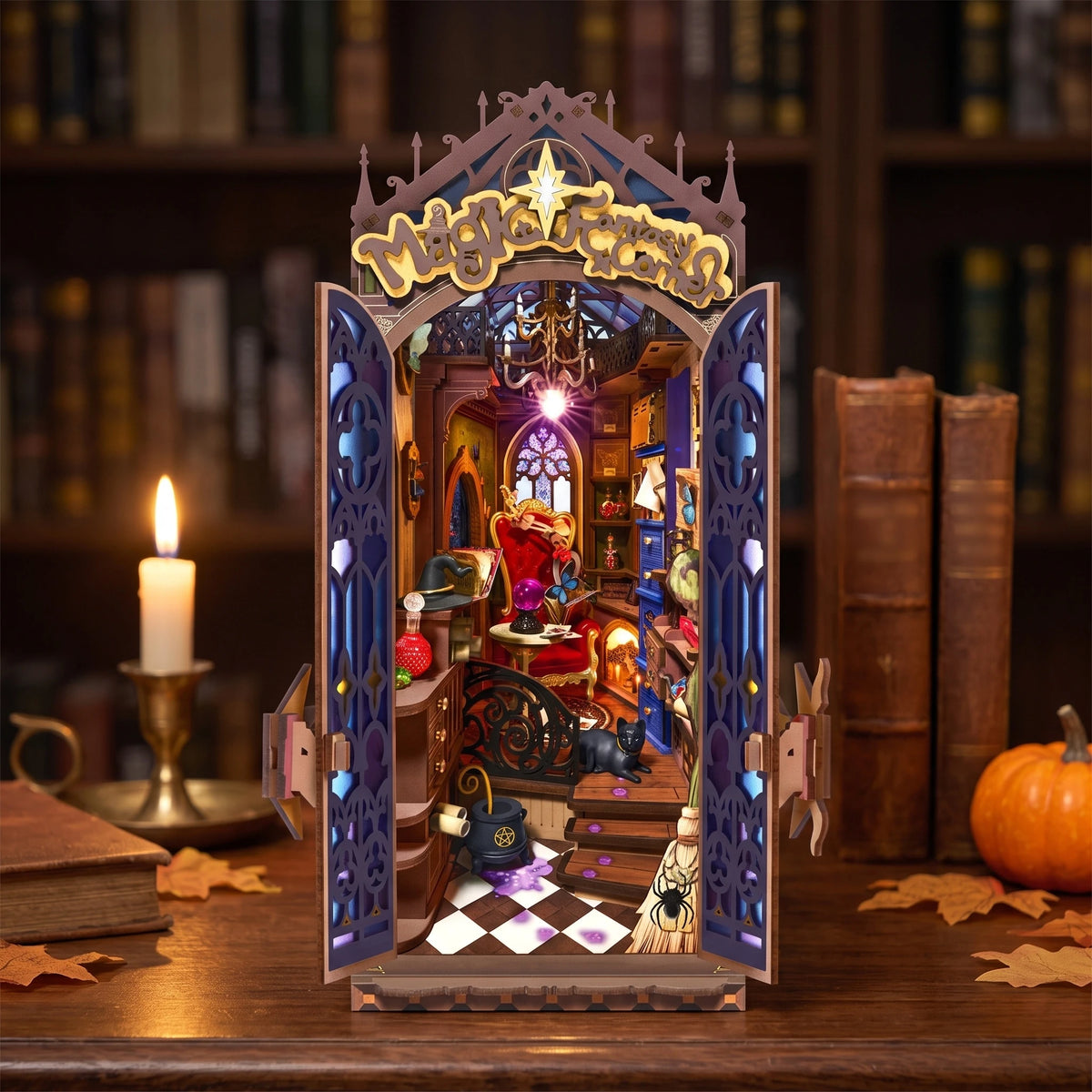 Book nook Magic Fantasy Corner de face sur un bureau, bougie et citrouille