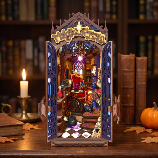 Book nook Magic Fantasy Corner de face sur un bureau, bougie et citrouille