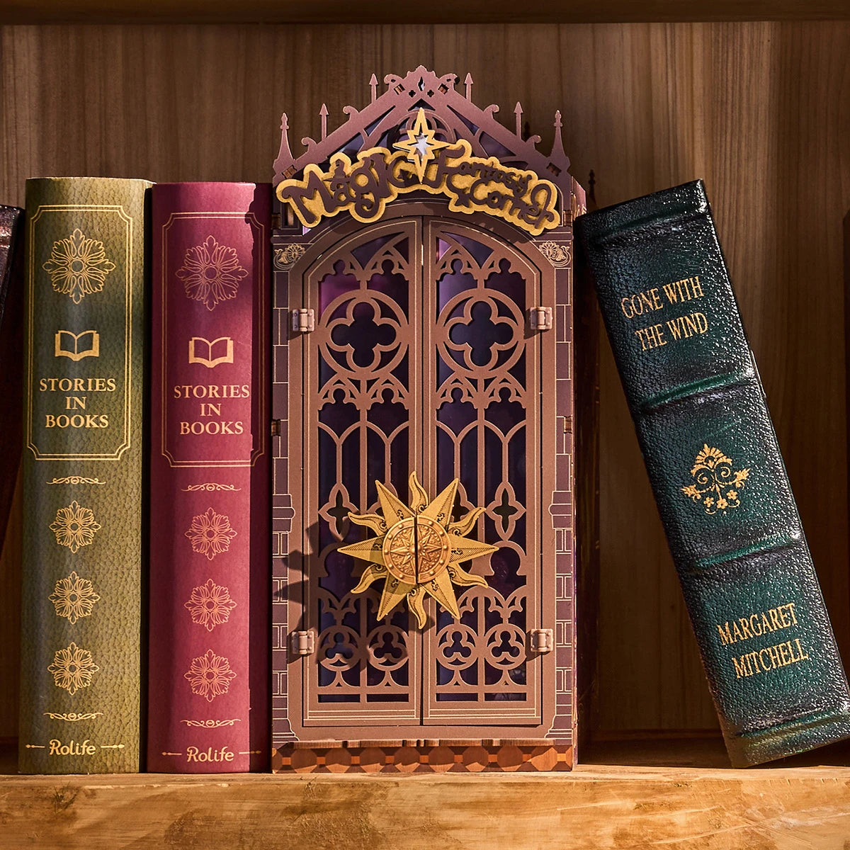 Book nook Magic Fantasy Corner portes fermées avec soleil doré, rangé entre des livres