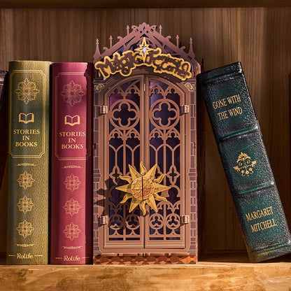 Book nook Magic Fantasy Corner portes fermées avec soleil doré, rangé entre des livres