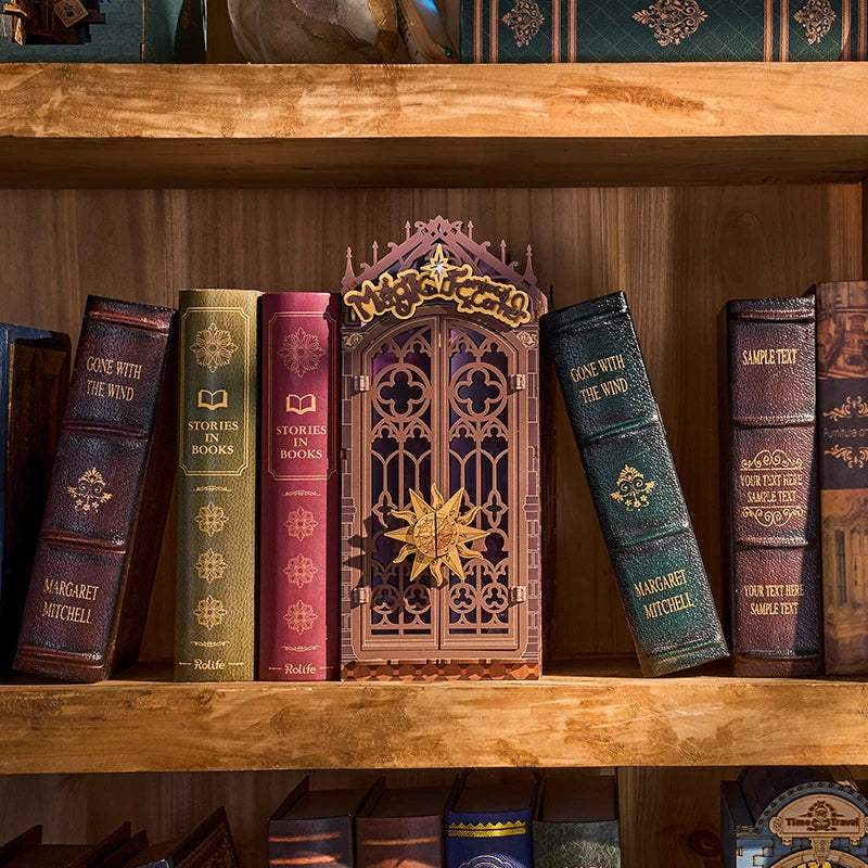 Book nook Magic Fantasy Corner portes fermées sur une étagère de bibliothèque en bois