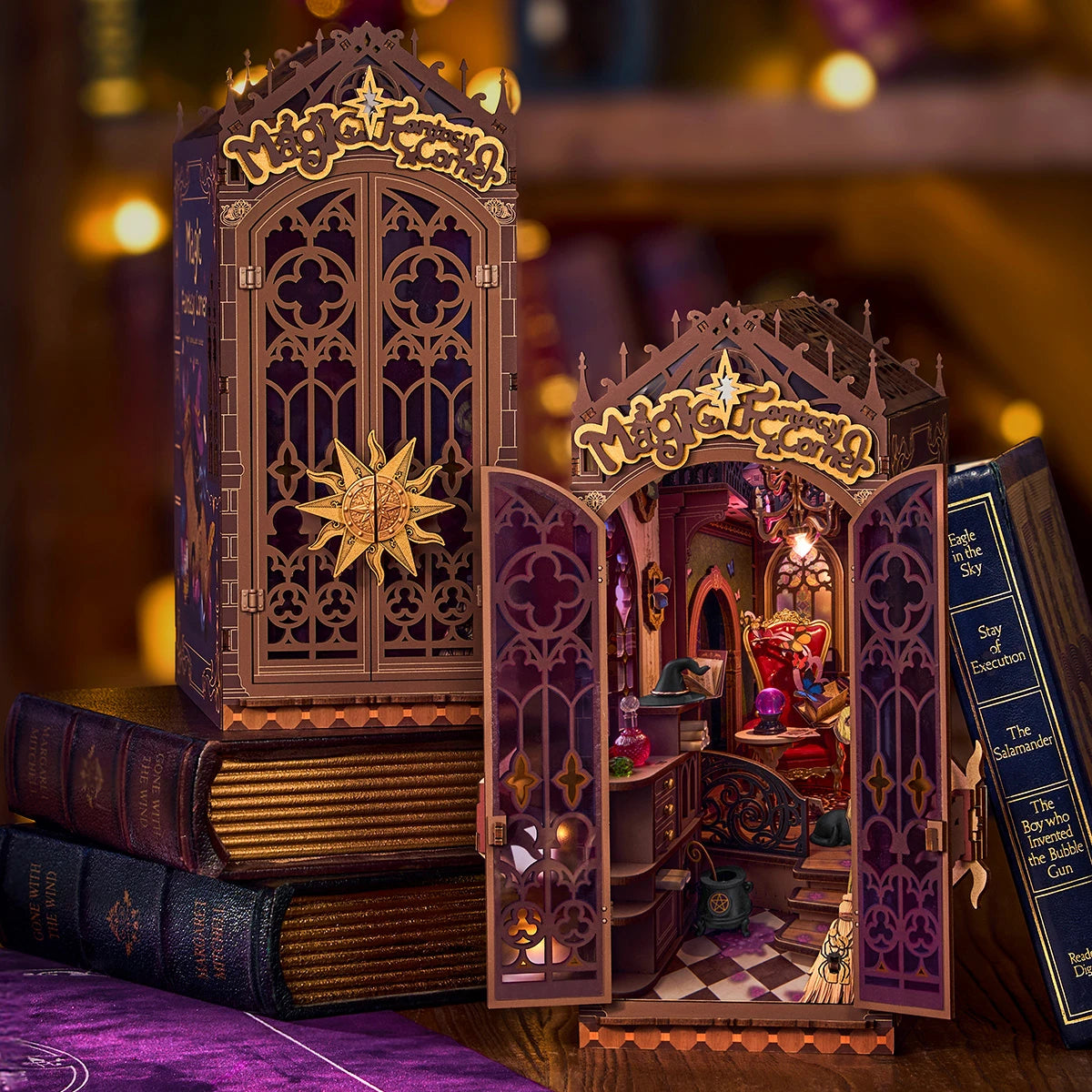 Book nook Magic Fantasy Corner posé sur des livres anciens, portes ouvertes et fermées