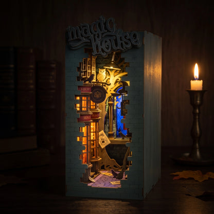 Book nook Harry Potter Magic House la nuit, vitrines et vitrail bleu éclairés