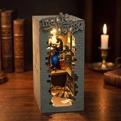 Book nook Magic House de trois quarts, mur de briques et flanc gauche gravé