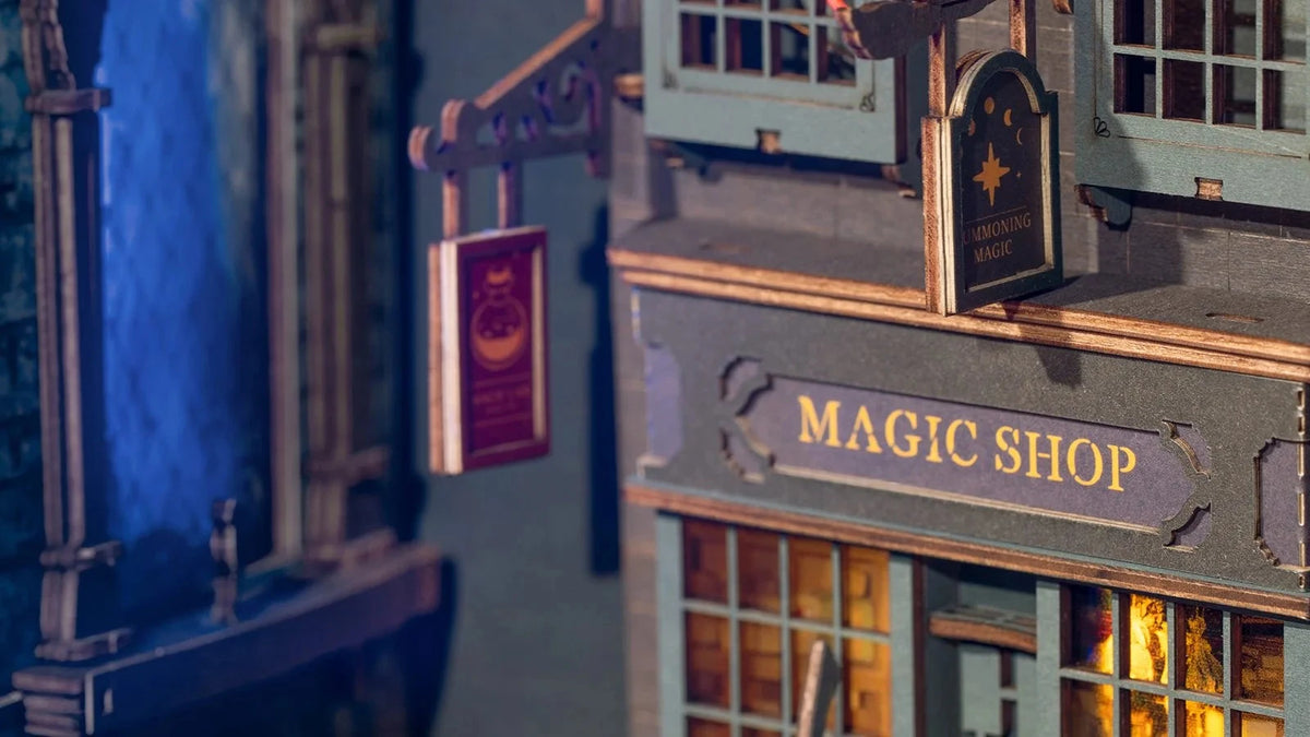 Gros plan sur l'enseigne Magic Shop et les vitrines du book nook Magic House