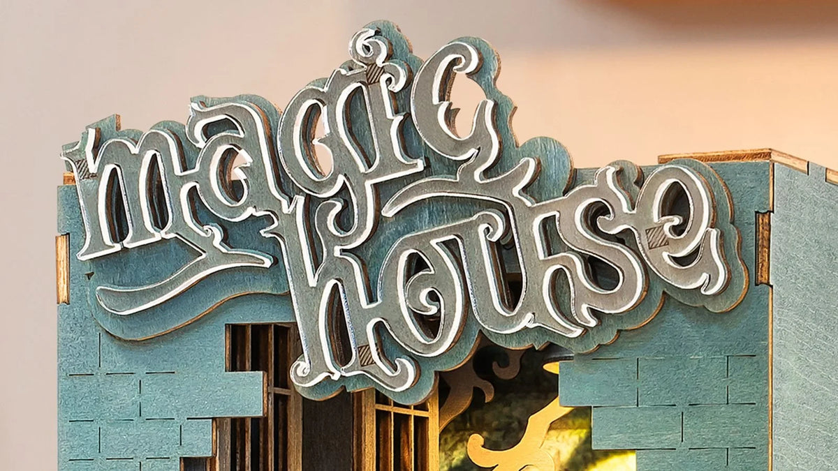 Enseigne magic house en relief au sommet du mur de briques du book nook