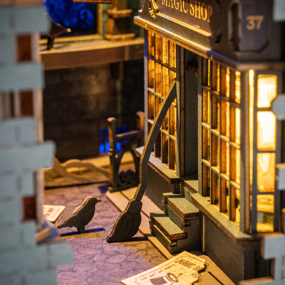 Le Magic Shop, son balai et un corbeau