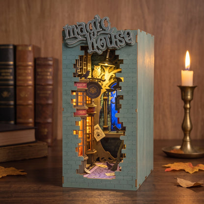 Book nook Magic House inspiré de Harry Potter, ruelle de sorciers allumée sur un bureau