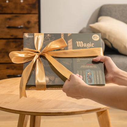 Boîte du book nook Magic House offerte avec un ruban doré, idée cadeau