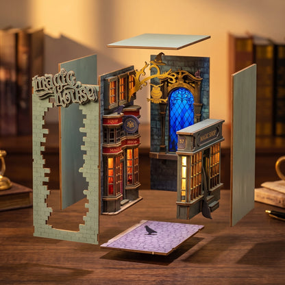 Vue éclatée du book nook Magic House : façade, boutiques, arche au hibou et sol pavé