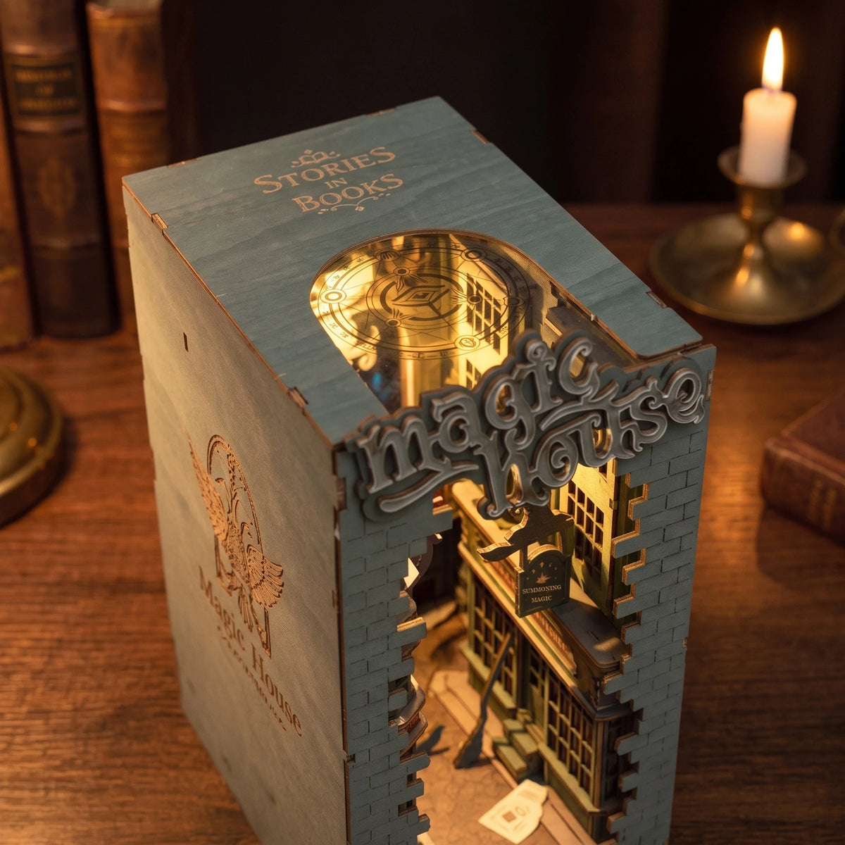 Vue plongeante du book nook Magic House, fenêtre en arche sur le dessus